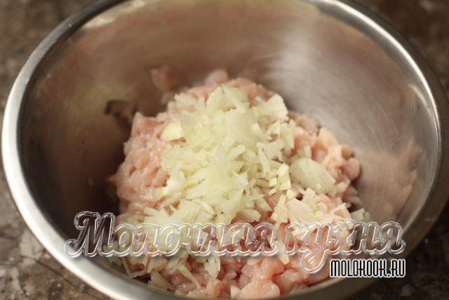 Порезанный и добавленный в миску к курице лук