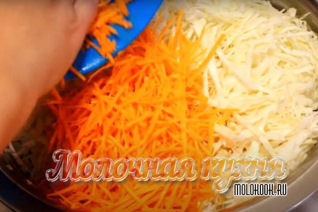 Пересыпание тетой моркови в миску