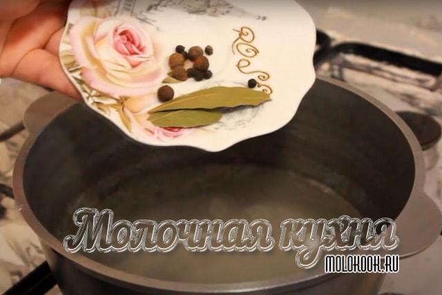 Добавление специй в кипящий маринад