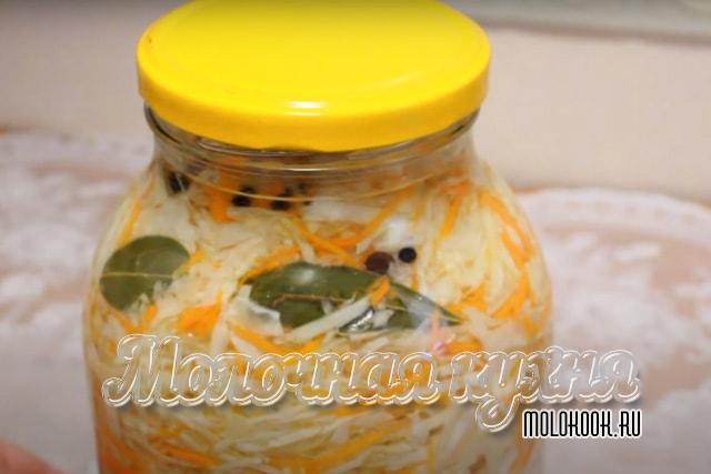 Банка с капустой, закрытая крышкой