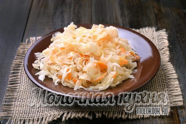 Капуста с морковкой в уксусном маринаде
