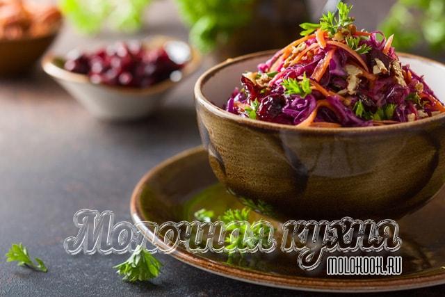 Сладкая краснокочанная капуста, маринованная с медом и яблоками