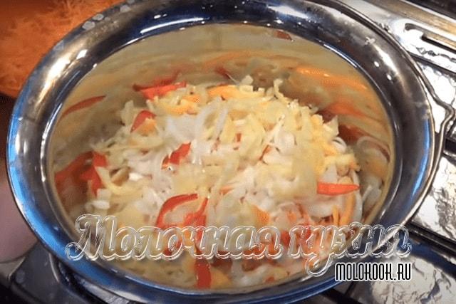 Овощная смесь помещена в таз с кипящим маринадом