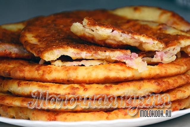 Лепешки с сыром и колбасой