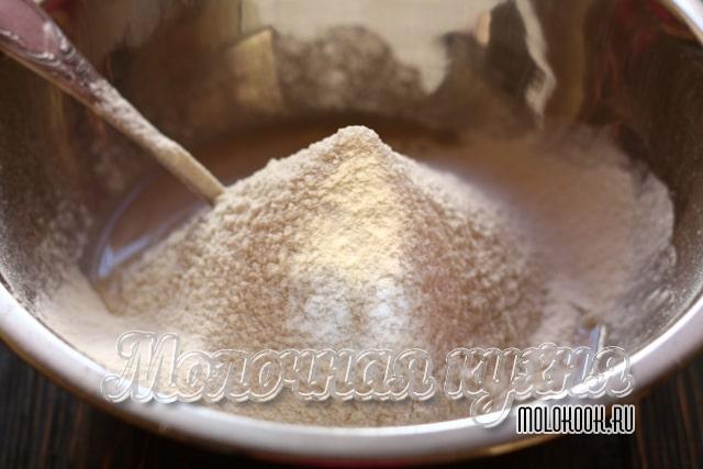 Просеянная мука добавлена в миску