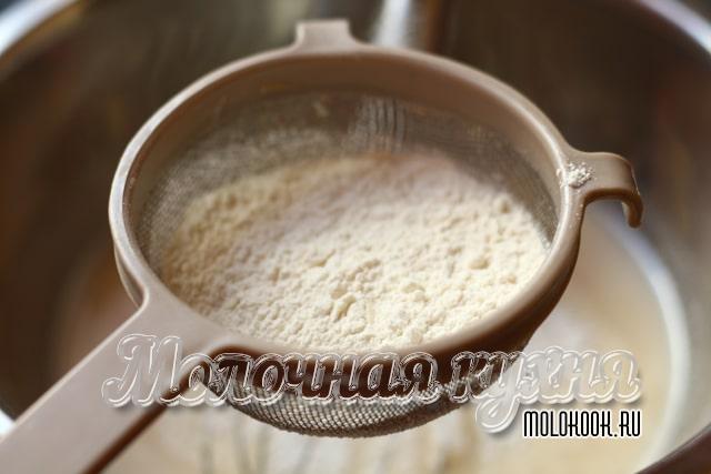 Просеивание пшеничной муки через сито