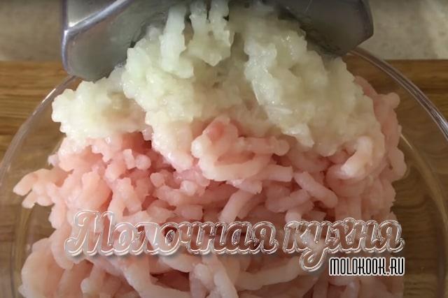 Перекручивание лука и рыбы на мясорубке