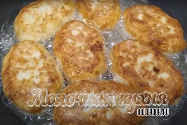 Котлеты перевернуты на вторую сторону
