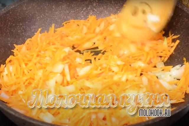 Обжаривание моркови и репчатого лука