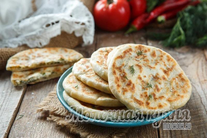 Лепешки на сковородке из теста, замешанного на кефире