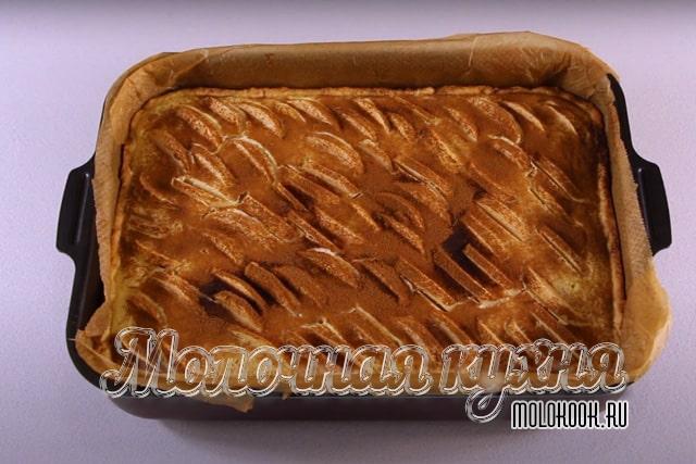 Пирог посыпан молотой корицей и готов к выпеканию