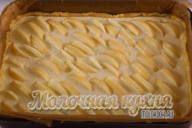 Выложить яблочные дольки