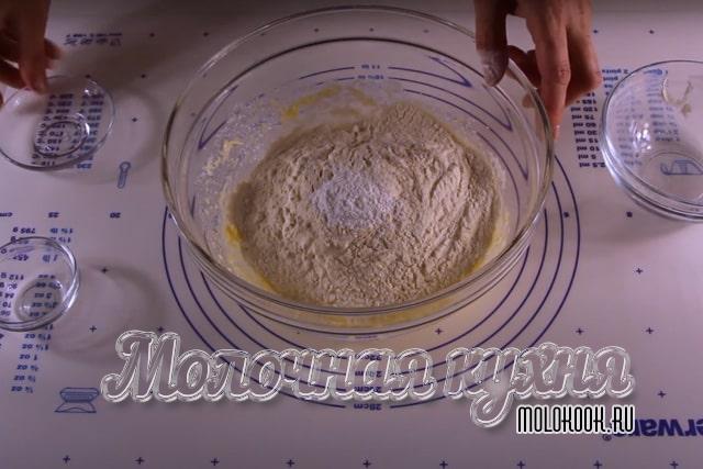 Разрыхлитель и просеянная мука добавлены