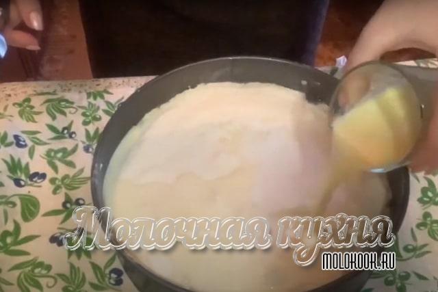Вылить молочно-масляную смесь
