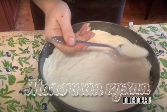 Покрыть верх пирога остатком сухого теста