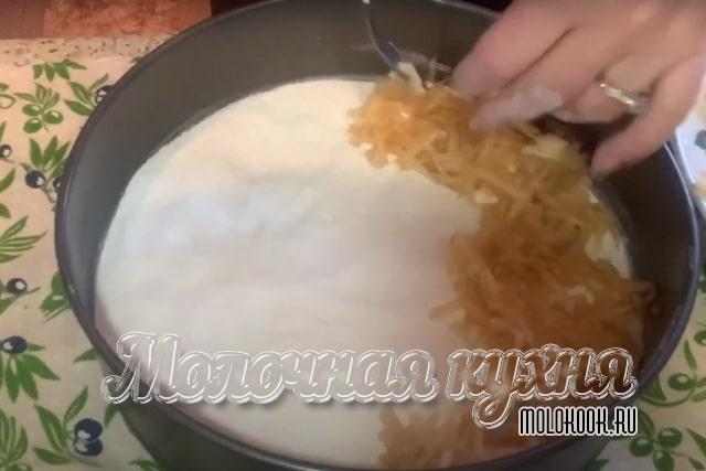 Выложить яблочную прослойку