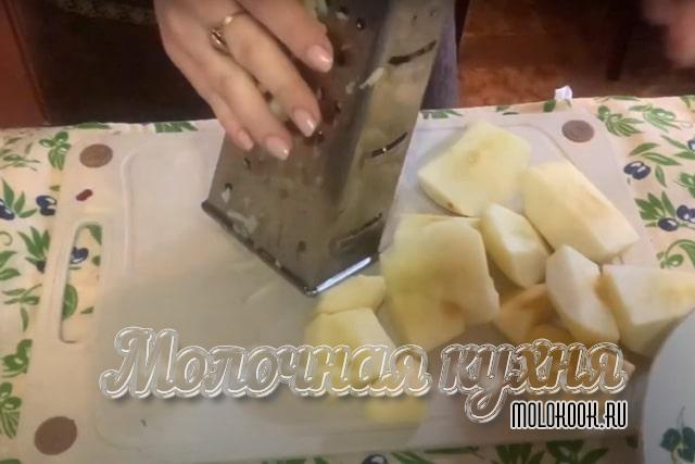 Измельчение яблок на терке