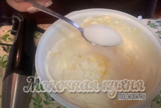 Добавление сахарного песка в перетертый творог