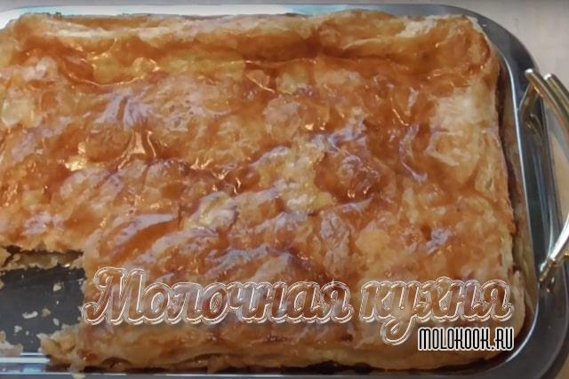 Быстрый слоеный пирог с творогом и яблоками