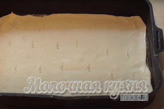 1 слоеный лист теста выложен в форму для выпекания