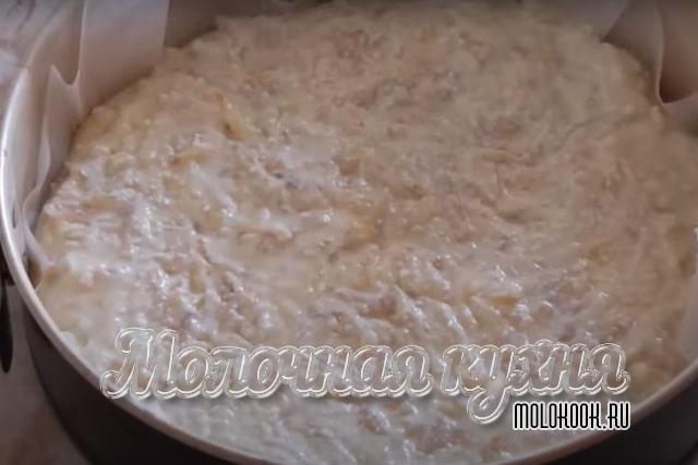 Начинка выложена поверх теста