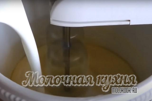 Добавление кефира к яйцам