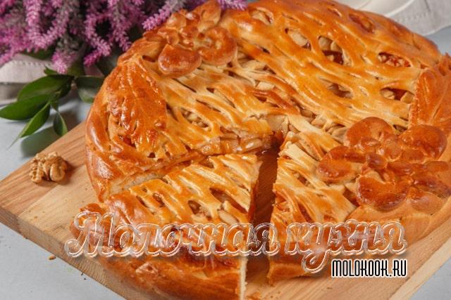 Пирог из дрожжевого теста с яблоками, изюмом и творогом