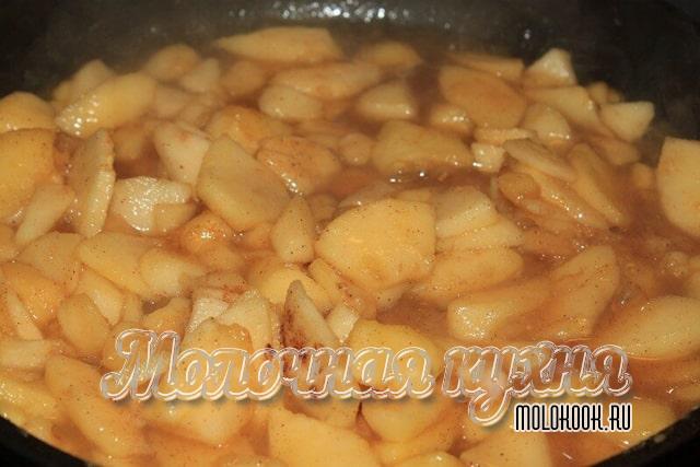 Тушение кусочков бананов и яблочных ломтиков