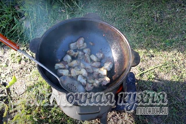 Обжаривание свинины в казане на растительном масле