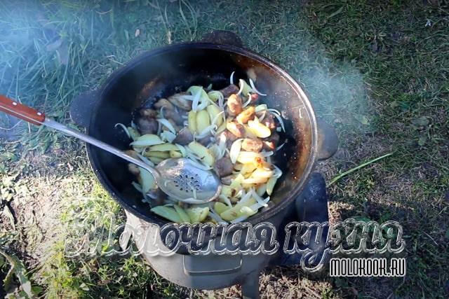 Мясо снова пересыпано в казан