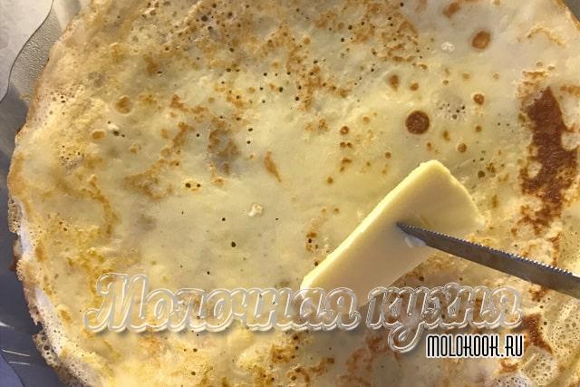 Смазывание кусочком сливочного масла
