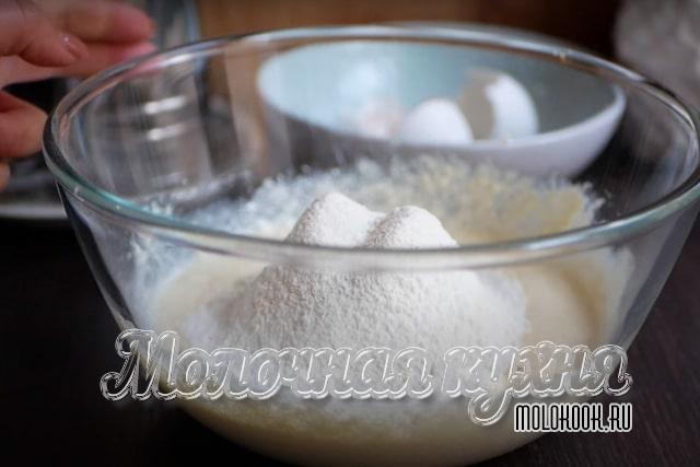 Мука просеяна и добавлена