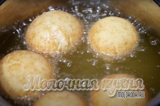 Процесс приготовление во фритюре, в кипящем растительном масле