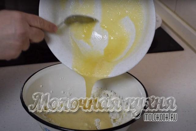 Выливание яичной массы в творожно-сметанную смесь
