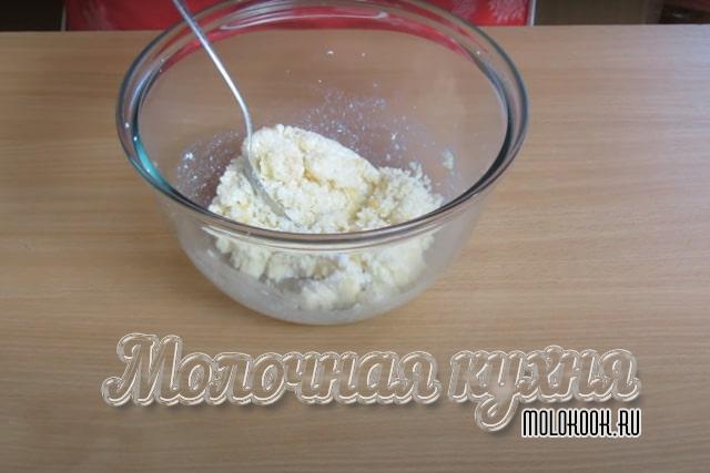 РАстирание творога с сахарным песком и яичными желтками