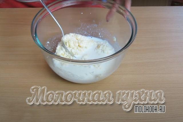 Добавление слегка подогретого молока