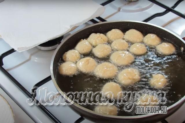Заготовки пончиков обжариваются в сковороде с маслом