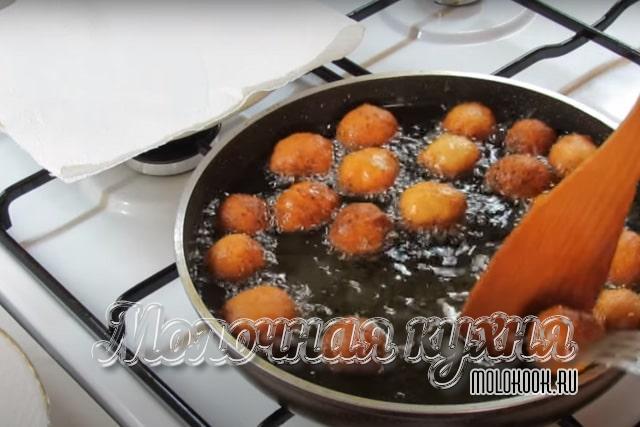 Снимание пончиков со сковороды