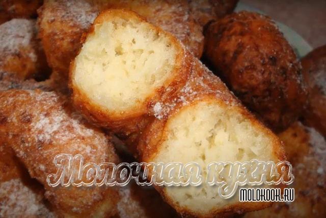 Пончики, приготовленные из творога, в форме бубликов