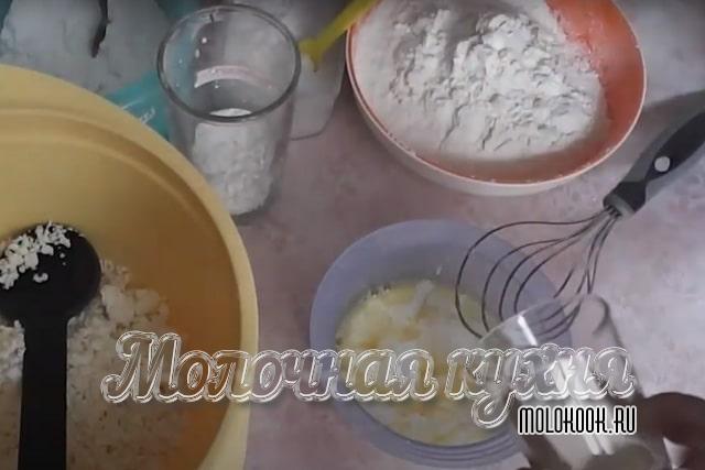 Добавление масла и кефира в яичную массу