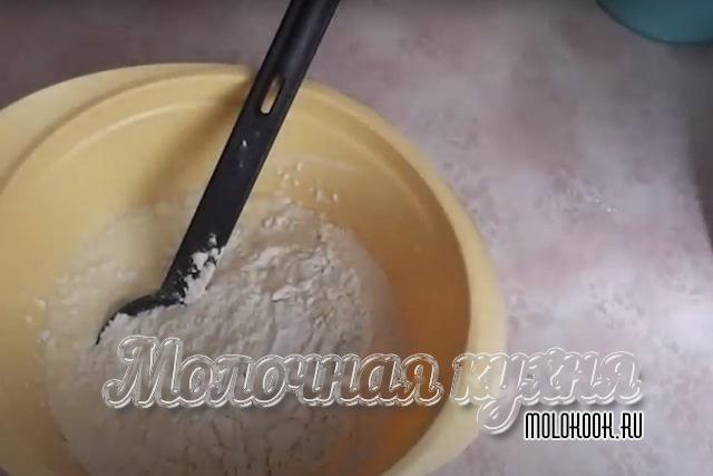 Мука высыпана в миску к остальным продуктам