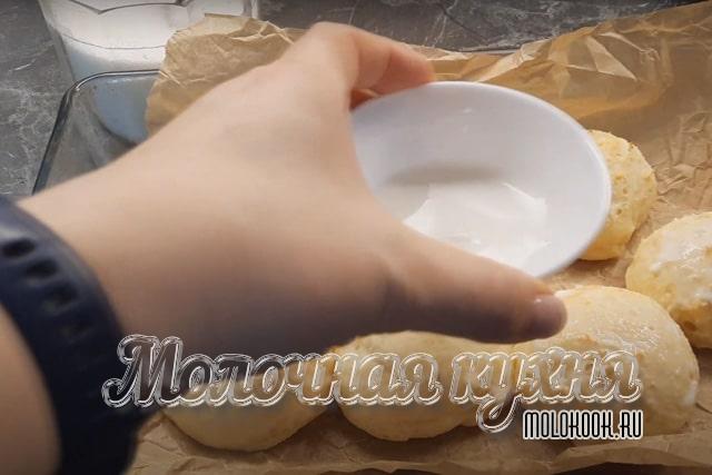 Смазывание верха заготовок молоком
