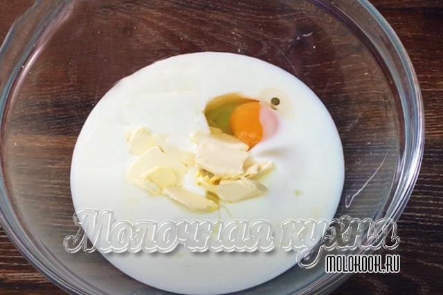 Растительное и кусочки сливочного масла добавлены