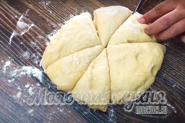 Тесто на кефре замешано и разделено на 8 частей