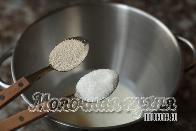 Добавление дрожжей и сахарного песка в молоко