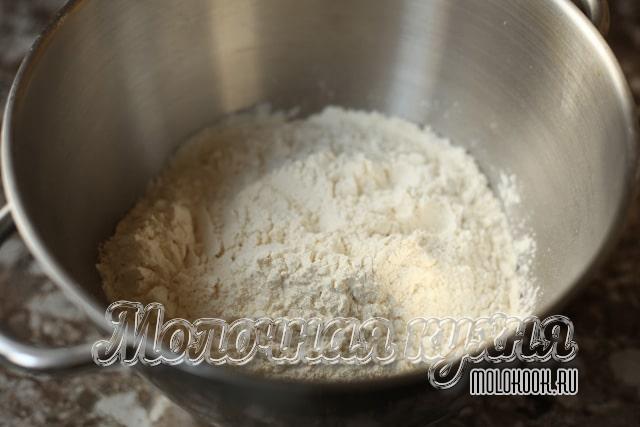 Мука высыпана в миску с дрожжевой смесью
