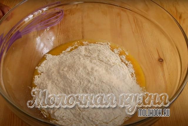 Процесс добавления муки
