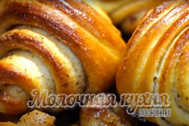 Сдобные дрожжевые булочки с молотой корицей