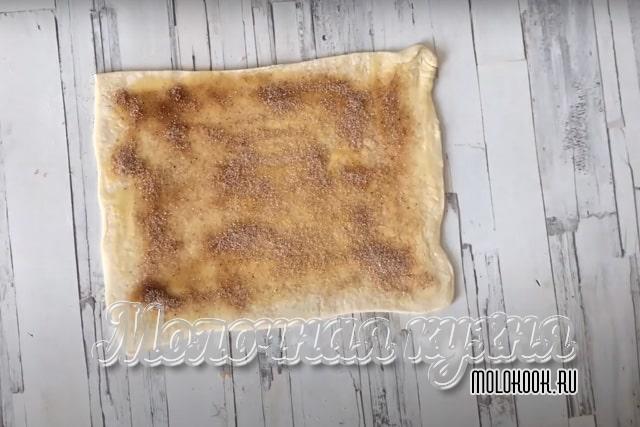 Лист теста, посыпанный корицей с сахарным песком