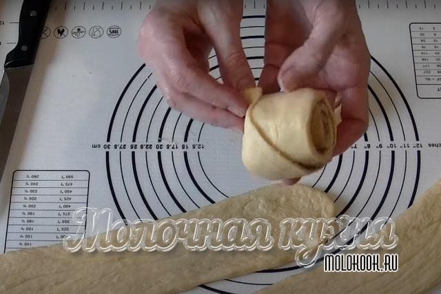 Подворачивание края булочки